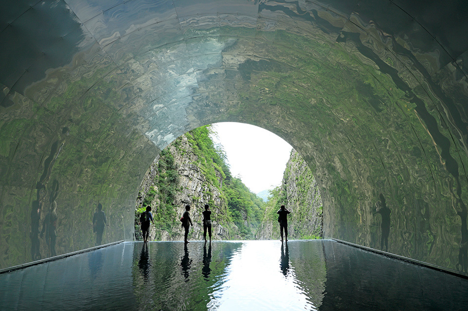 Kiyotsu Gorge, one of “the three great gorges of Japan” and home to a tunnel that allows visitors a close-up view of the precipitous, majestic cliffs, attracts many tourists.