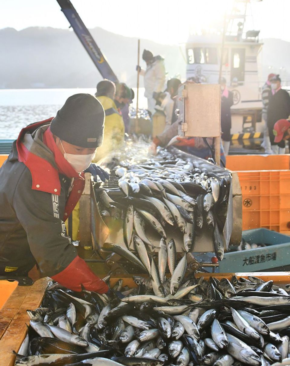 Abidova when she was studying at Kobe University as a student on the Ministry of Education, Culture, Sports, Science and Technology scholarship (fourth from the left).