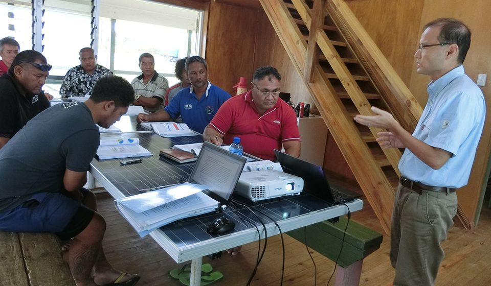 JICA’s OGAWA Tadayuki (far right) holds a training session for government officials and electric power corporation staff. The focus is placed on not only classroom study, but hands-on training as well.