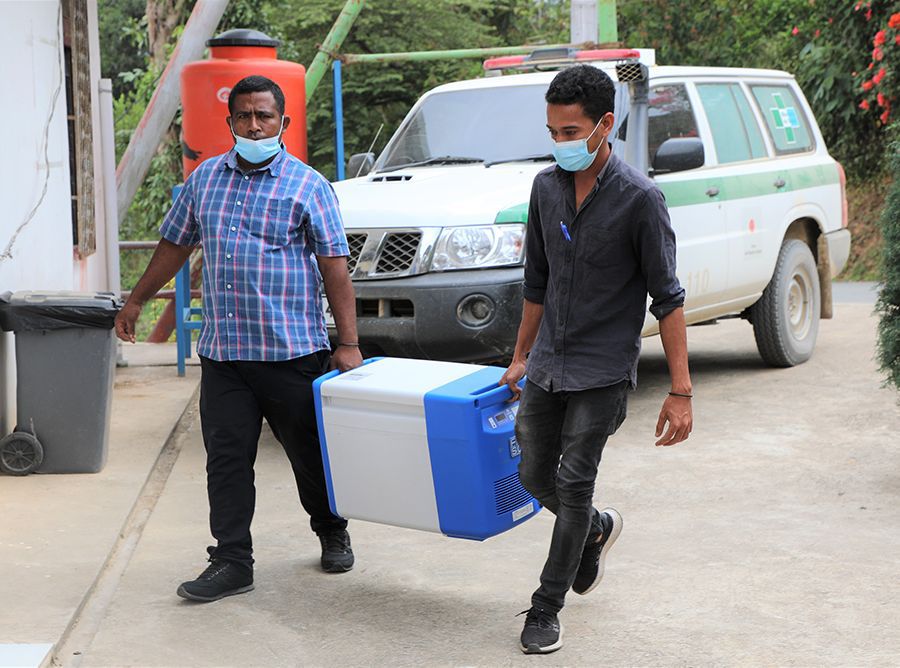 Vaccine transport boxes developed by Twinbird Corporation are among the equipment provided by Japan. Since the boxes can draw power from a car’s cigarette-lighter socket and are resistant to shaking, they are already being used in Timor-Leste to store and transport vaccines in areas where the power supply is unstable. JICA