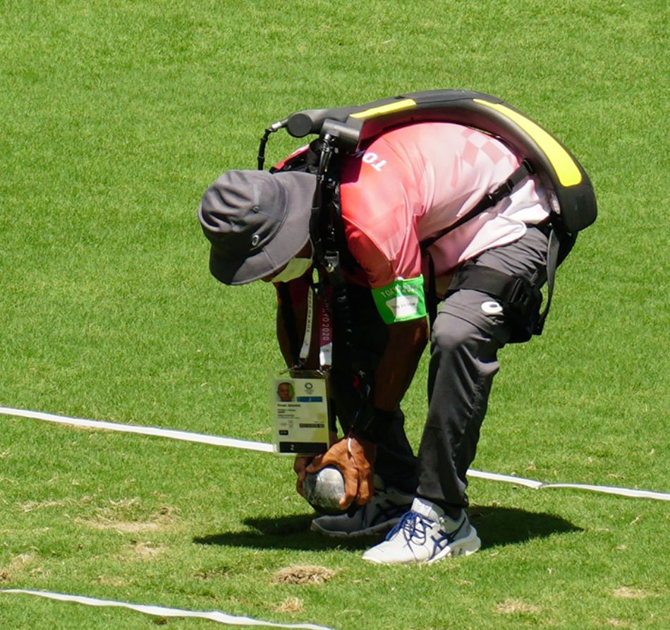 Power Assist Suits reduced back stress and helped officials pick up shots at shot-put venues, while also aiding personnel in the exchange of weight plates during powerlifting competitions. TOKYO 2020