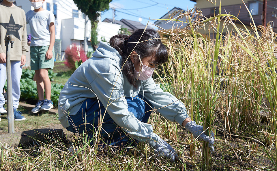 Power Assist Suits reduced back stress and helped officials pick up shots at shot-put venues, while also aiding personnel in the exchange of weight plates during powerlifting competitions. TOKYO 2020