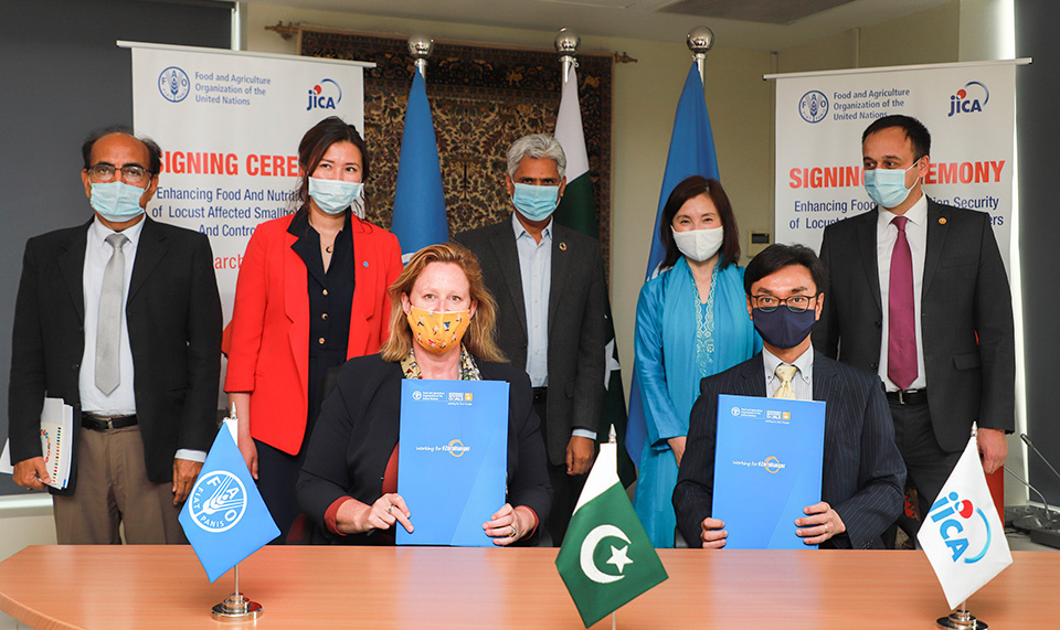 Power Assist Suits reduced back stress and helped officials pick up shots at shot-put venues, while also aiding personnel in the exchange of weight plates during powerlifting competitions. TOKYO 2020