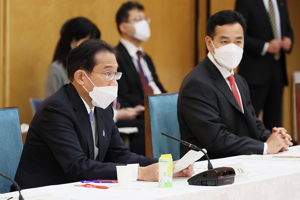 Power Assist Suits reduced back stress and helped officials pick up shots at shot-put venues, while also aiding personnel in the exchange of weight plates during powerlifting competitions. TOKYO 2020