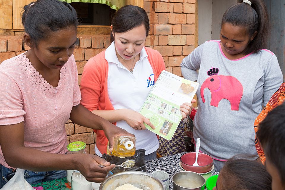 Power Assist Suits reduced back stress and helped officials pick up shots at shot-put venues, while also aiding personnel in the exchange of weight plates during powerlifting competitions. TOKYO 2020