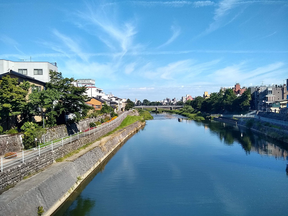 Power Assist Suits reduced back stress and helped officials pick up shots at shot-put venues, while also aiding personnel in the exchange of weight plates during powerlifting competitions. TOKYO 2020
