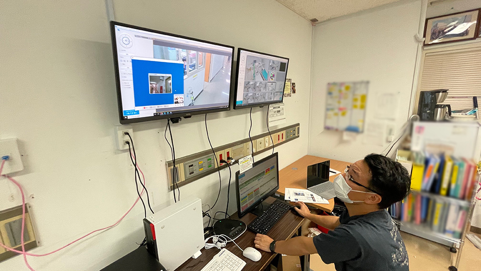 T-ICU’s remote ICU service uses high-performance cameras installed in each patient’s room for detailed monitoring of the patient’s condition, complexion, and breathing. That reduces the number of actual visits doctors and nurses must make. In addition, a specialist can offer 24-hour remote support to the on-site doctor by viewing, in real time, a vital sign monitor connected to other medical devices, such as respirators.