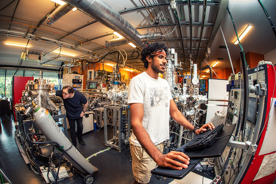 OIST is an interdisciplinary graduate school that attracts leading researchers from around the world. Courses and research are conducted entirely in English. OIST has also been selected by the government as one of the research centers for quantum technology innovation. Photo shows the Quantum Materials Science Unit.