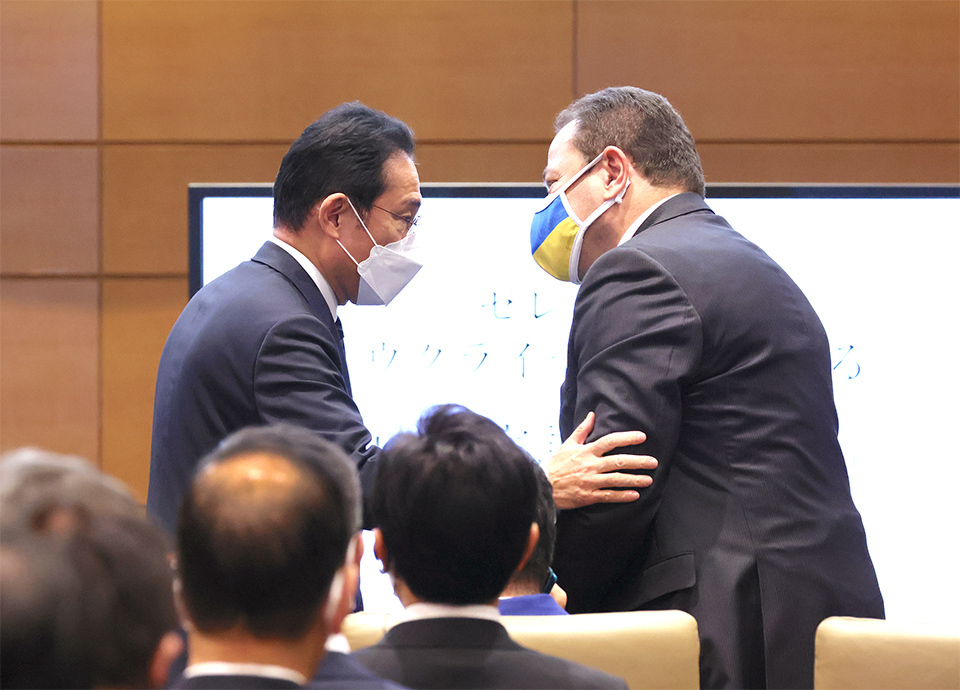 FarmChat is an agricultural ICT app offered by Farm Alliance Management. It uses the AI pest identification system developed by the NARO-led consortium. The user sends a photo of the produce damaged by a pest, which FarmChat uses to determine the disease and the harmful insect. An increasing number of farms are using the app. CREATED USING AN IMAGE TAKEN FROM THE AI PEST IMAGE DB (https://www.naro.affrc.go.jp/org/niaes/damage) 