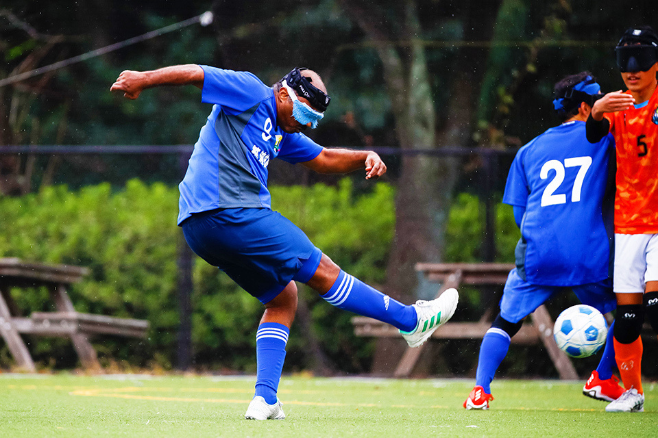 Abdin plays blind soccer, which he took up at university. He met FUKUCHI Kentaro, with whom he started up the NPO, through the sport. H. WANIBE/JBFA  
