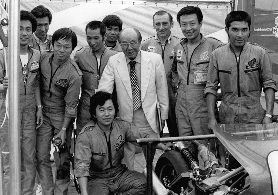 HONDA Soichiro (center) established Honda Motor Co., Ltd. shortly after World War II ended. Takeuchi, along with management scholar NONAKA Ikujiro, described the new product development process of Japanese manufacturers like Honda as being analogous to that of a rugby scrum, based on the image of a rugby team working as a single unit to move the ball forward. “Scrum” became a major concept in agile development in Silicon Valley and has exerted great influence on software development. Takeuchi and Nonaka are referred to as the “Grandfathers of Scrum” in the U.S. BERNARD CAHIER/GETTY IMAGES