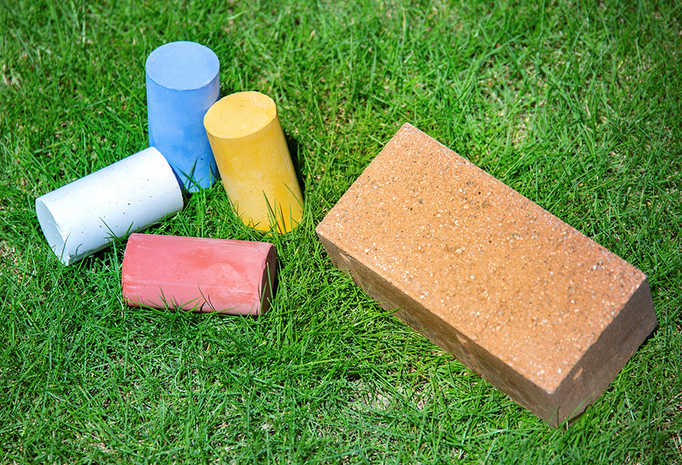 CO2-SUICOM is resistant to harsh environments because its surface becomes denser due to curing by CO2. It is also aesthetically pleasing since the carbonation process prevents efflorescence, or the appearance over time of white deposits on the surface.