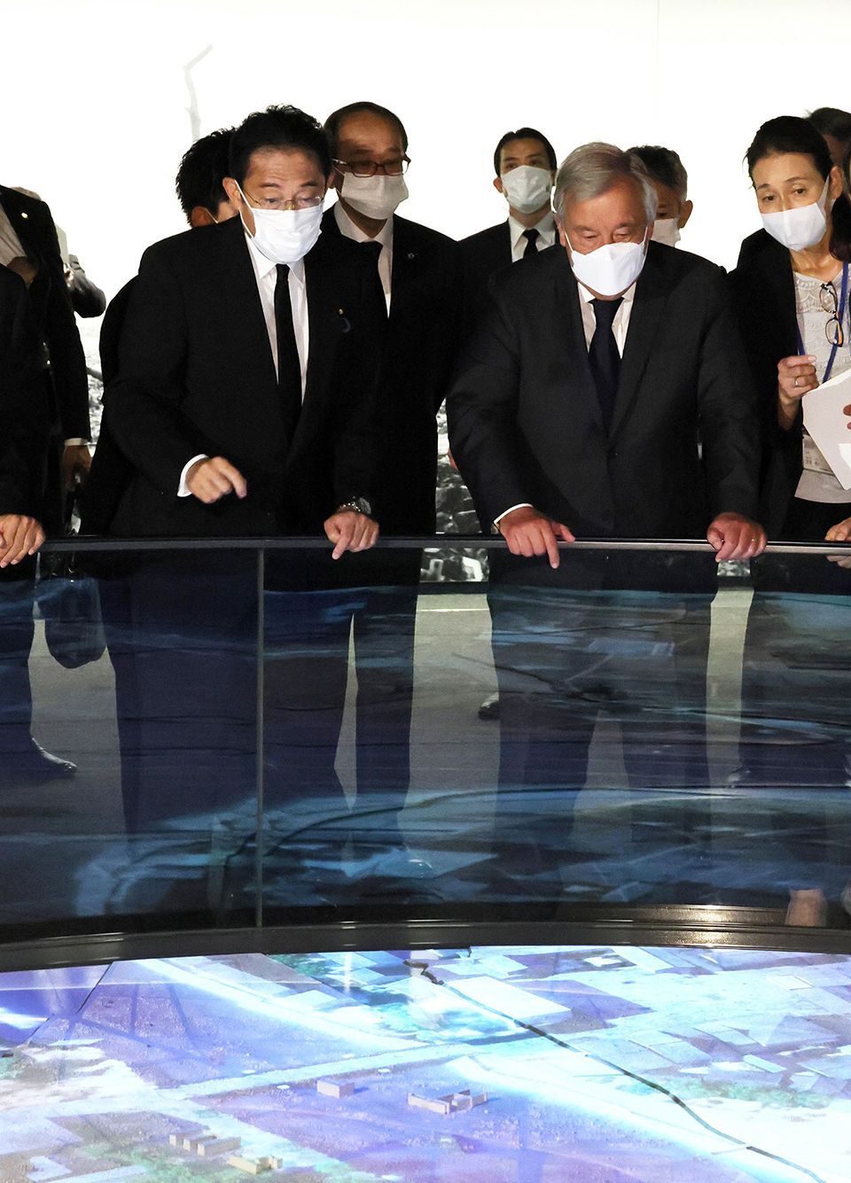 Prime Minister Kishida and António Guterres, Secretary-General of the United Nations (UN), visited the Hiroshima Peace Memorial Museum on August 6, 2022, the 77th anniversary of the world’s first atomic bombing. On that day, the Peace Memorial Ceremony for the victims of the bombing was held, attended by representatives from 99 nations, as well as those from the European Union and international organizations including the UN.