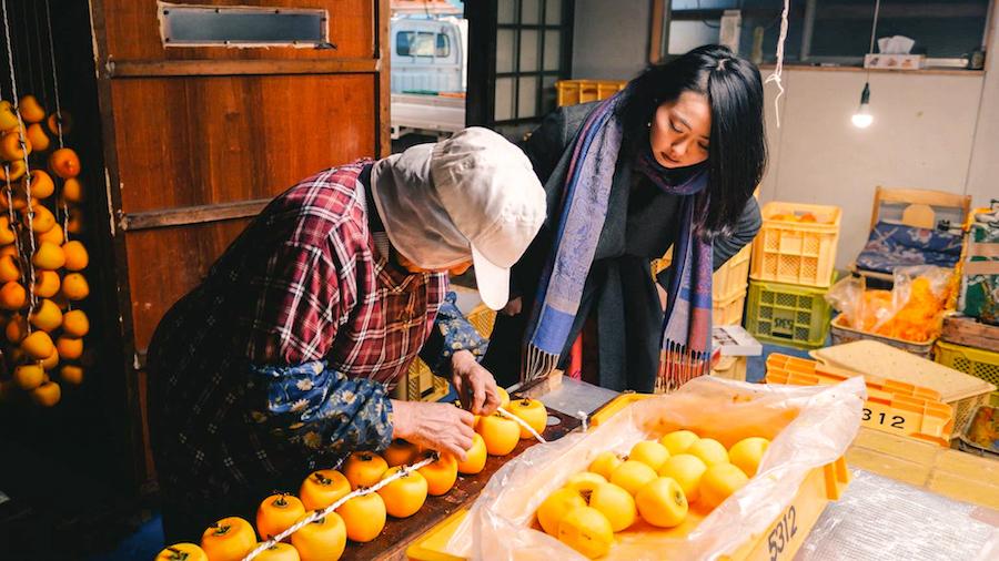 Kaki  peels are said to contain substances with excellent deodorizing and moisturizing qualities. Although they are normally discarded during the anpo-gaki production process, Hitobito has used them to develop feminine-care products.