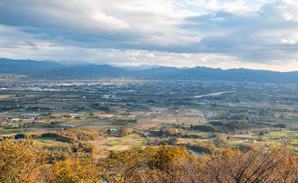 The people of Kunimi say that “work means working for the family” and that “children aren’t supposed to be raised; they grow up naturally.” Such words motivated Kobayashi to rethink her own ideas about work and life.
