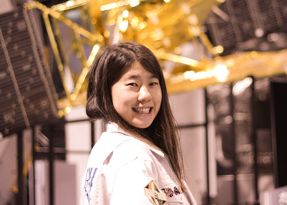 KONAKA Mina has worked at the Japan Aerospace Exploration Agency (JAXA) since 2020, where she worked on satellite development and other projects. She says that although Japan is prone to natural disasters, she feels well-protected by aerospace technologies that monitor changes on Earth. “Space may seem very far away, but aerospace technology actually supports our lives in many ways.” PICTURE PRESS/AFLO