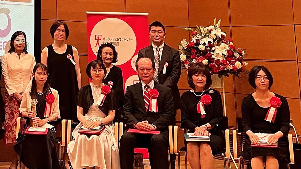  In 2022, Saitou (front row, far right) was awarded the Recognition Prize of the First Marie Sklodowska Curie Award, which was established to contribute to the further advancement of female Japanese researchers. “This kind of award is very significant as the first step in promoting women in the sciences. I hope there will be more awards that put a spotlight on a broad range of people—not only those in academia, but also dedicated researchers in companies and those in outlying regions of the country.”  EMBASSY OF THE REPUBLIC OF POLAND IN JAPAN 