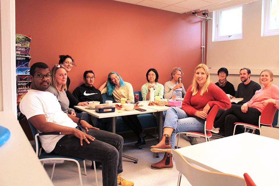 Joining Saitou (sixth from left) are researchers from her research center at the Norwegian University of Life Sciences hailing from such countries as Jamaica, the U.K. and South Korea. In addition to managing a research budget and recruiting talent for her research team, Saitou lectures in a graduate course attended by some 80 students. “Although it’s hard work, it is also very rewarding because I can make various decisions at my discretion.” DOMNIKI MANOUSI