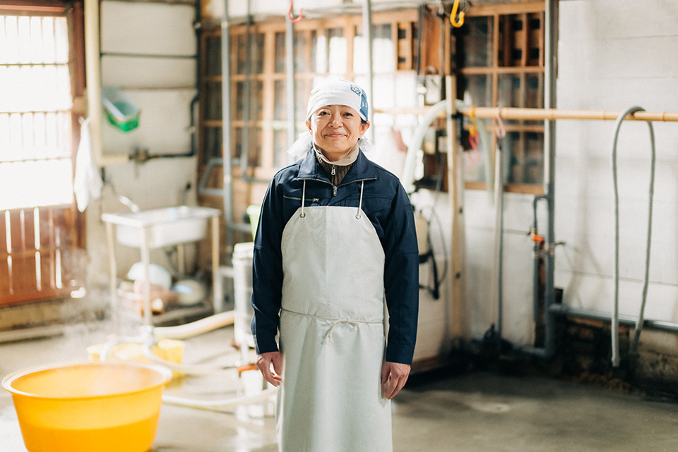 After finishing university, Imada worked in a department store’s culture division and at an association that promotes Noh theater. She started working at Imada Sake Brewing in 1994. In 2020, the BBC selected her as one of the 100 most “inspiring and influential women” around the world—the only Japanese person to make the list. MAE KOSUKE 