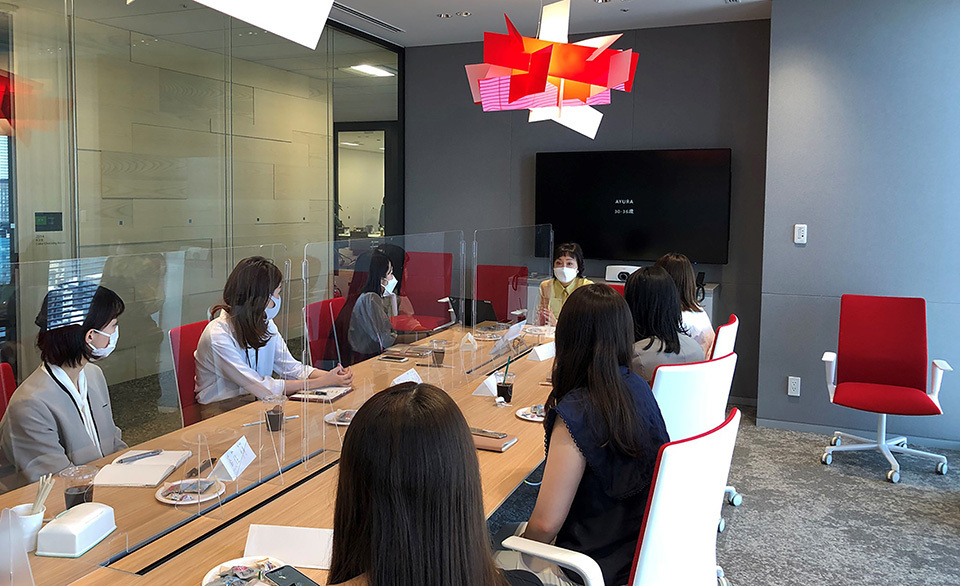 A scene f rom “Speak Jam,” a mentoring program in which female employees in various areas—from sales to production and R&D—can speak directly with female executives of the company. According to Imaizumi, “Some in the company say that although there are many female employees, finding a role model is difficult. We want to provide them with the opportunity to create a patchwork of role models by matching individuals with a variety of senior employees.”