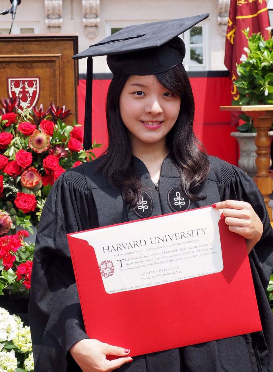Hirotsuru graduated from Harvard College in 2016. At first, she didn’t seriously consider attending the world-class university. However, at age 16, while on tour in the U.S. including a performance at Carnegie Hall—as a reward for winning the grand prize at an international competition—she had the chance to visit the university, and sensed something in common with the Harvard students, namely, their passion for both their studies and such extracurricular activities as theater and sports.