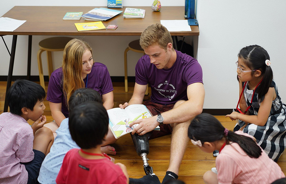 “Summer in JAPAN,” organized by Hirotsuru, provides children with the opportunity to directly engage with college students from overseas—mainly from Harvard—through a two-week program.