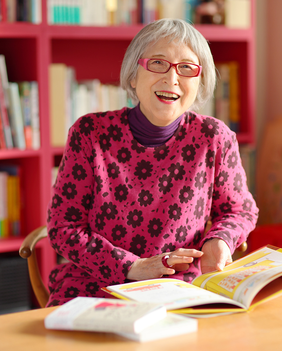 KADONO Eiko began writing at the urging of her former university instructor. Her debut work in 1970 was based on her experience in Brazil. It was then that she realized the joy of writing.