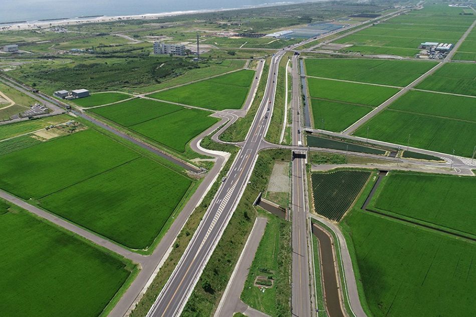 Following the March 2011 earthquake, disaster-affected areas have introduced a “multiple-defense” system that combines several methods to mitigate disaster risks. A photo of elevated roads that can function as embankments in Sendai.