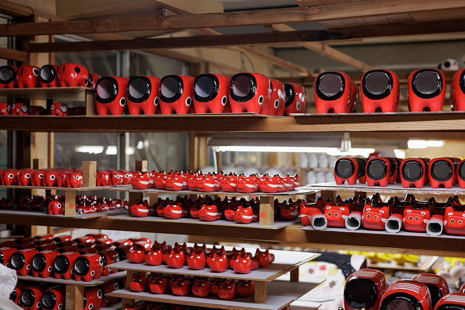 Many different parts of the papier-mâché which are made by over 20 artisans, ranging in age from those in their 20's to those in their 80's in Fukushima.