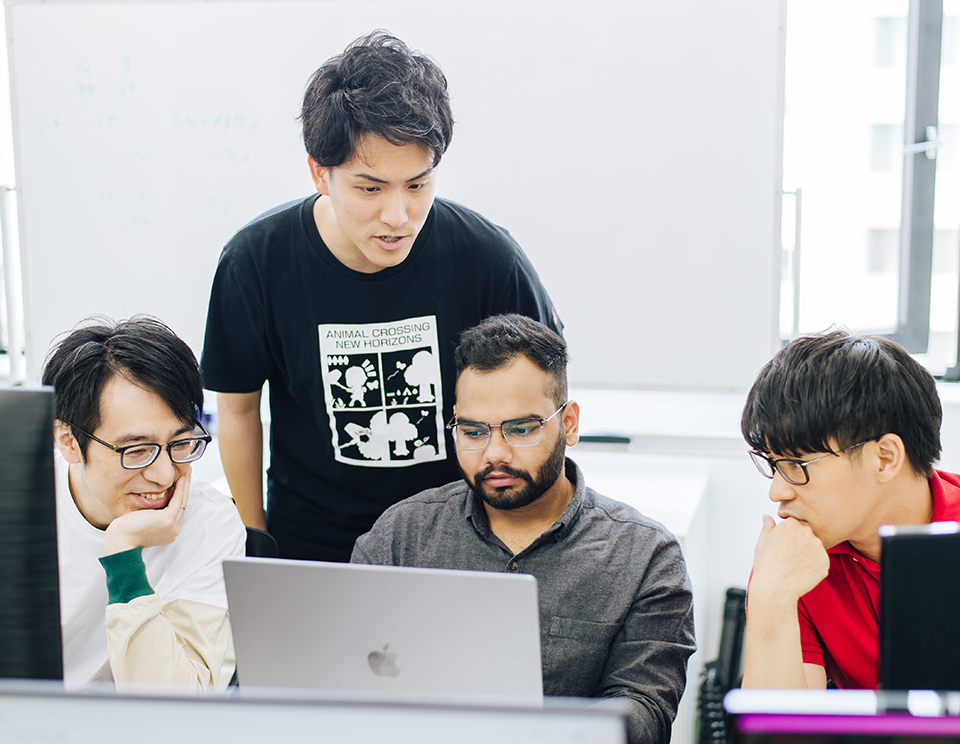 Co-founder Ishiwatari Shonosuke and the members of Mantra.