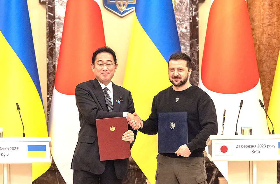 Prime Minister KISHIDA Fumio visited Kyiv, Ukraine, to hold a summit with President Volodymyr Zelenskyy. ROMAN PILIPEY/GETTY IMAGES