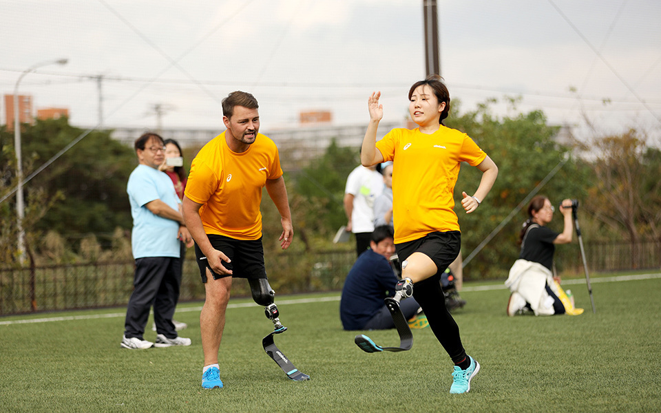 Comradeship Brings Power to Para Athletes
