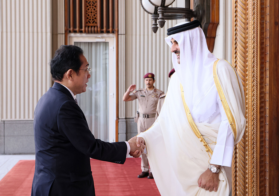 PM Kishida and Amir of the State of Qatar shaking hands.