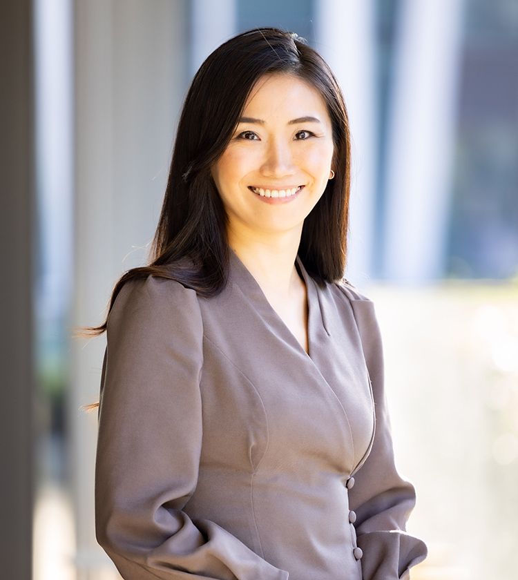 AKASHI Hiroyo, general manager of JIC in professional attire smiling.