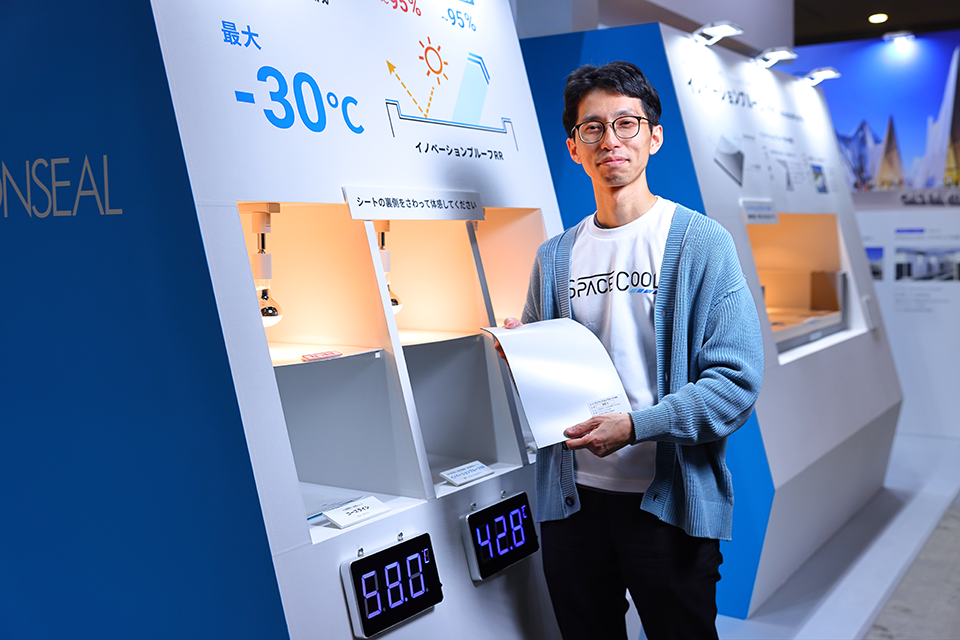 A man holds a piece of SPACECOOL.