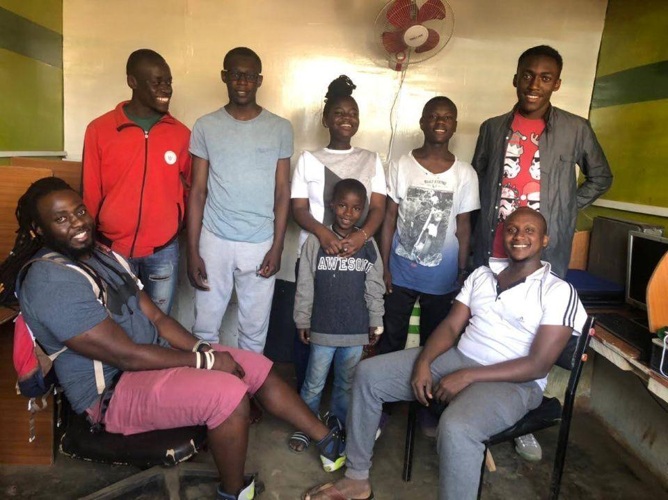 A group photo of the participants of a programming class held in Kibera, Kenia