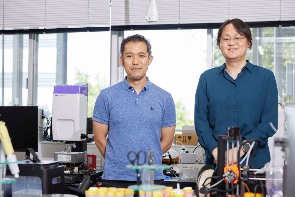 Researchers Yoshikawa Genki and Imamura Gaku in a lab