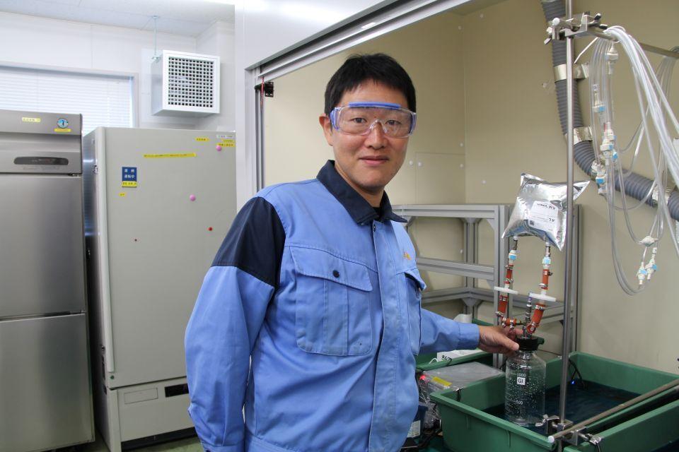 Sato Shunsuke, Director of Kaneka’s CO₂ Innovation Laboratory, photogrpahed in his lab