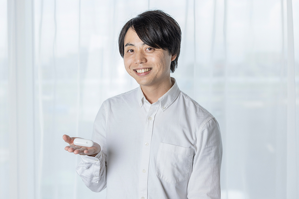 Honda Tatsuya holding an Ontenna device