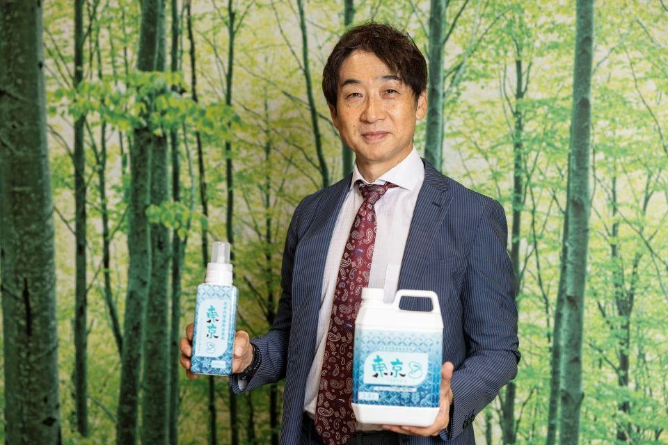 Ishida Taihei, the CEO of Taiyo Yuka Co., Ltd.,holding bottles of TOKYO8. 