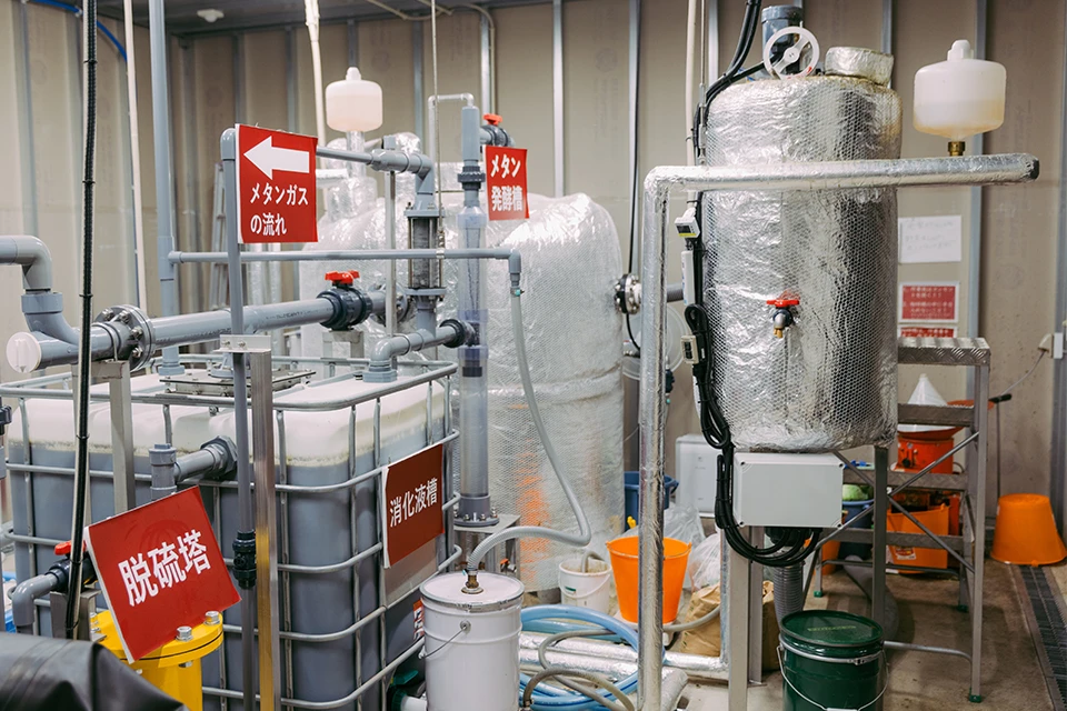 A self-sustaining methane fermentation system installed in the back of a supermarket