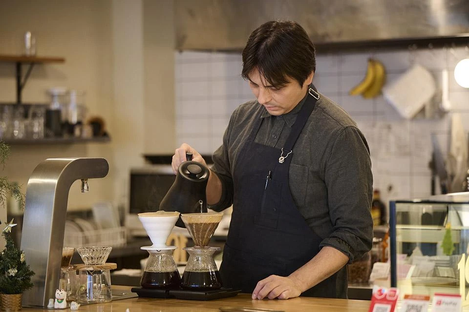 Atarao co-founder Yamamoto Kei pouring drip coffee