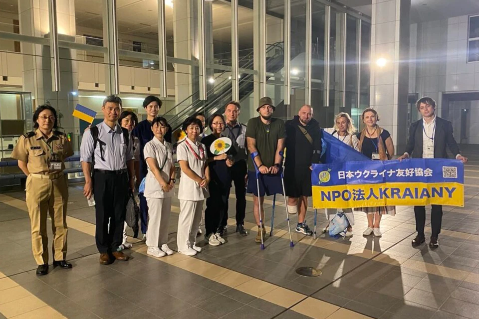 Japanese staff and wounded Ukranian soldiers in front of the Self-Defense Forces Central Hospital