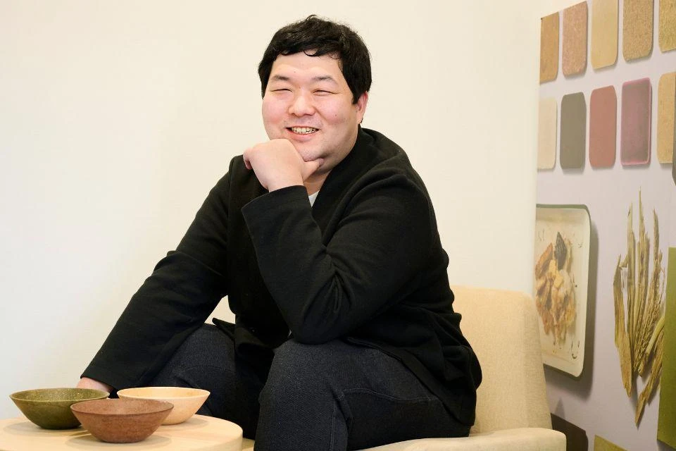 Portrait of Machida Kota, the CEO of fabula inc. with tableware made entirely from discarded food waste.