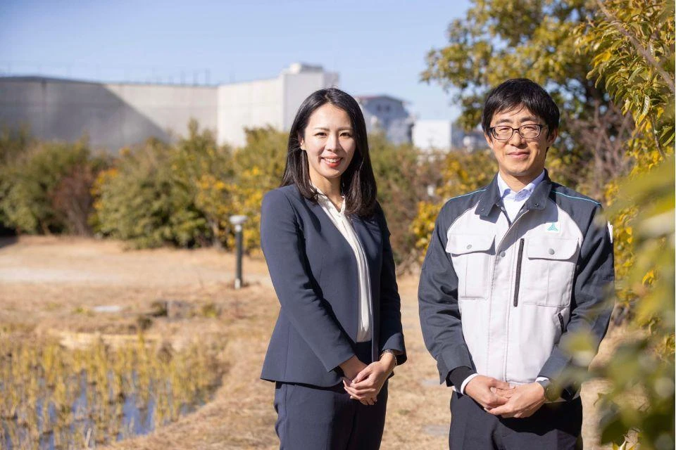Section managers Kato Chihiro (left) and Fushiya Kazuaki (right) posing on the Ohashi Village Forest grounds