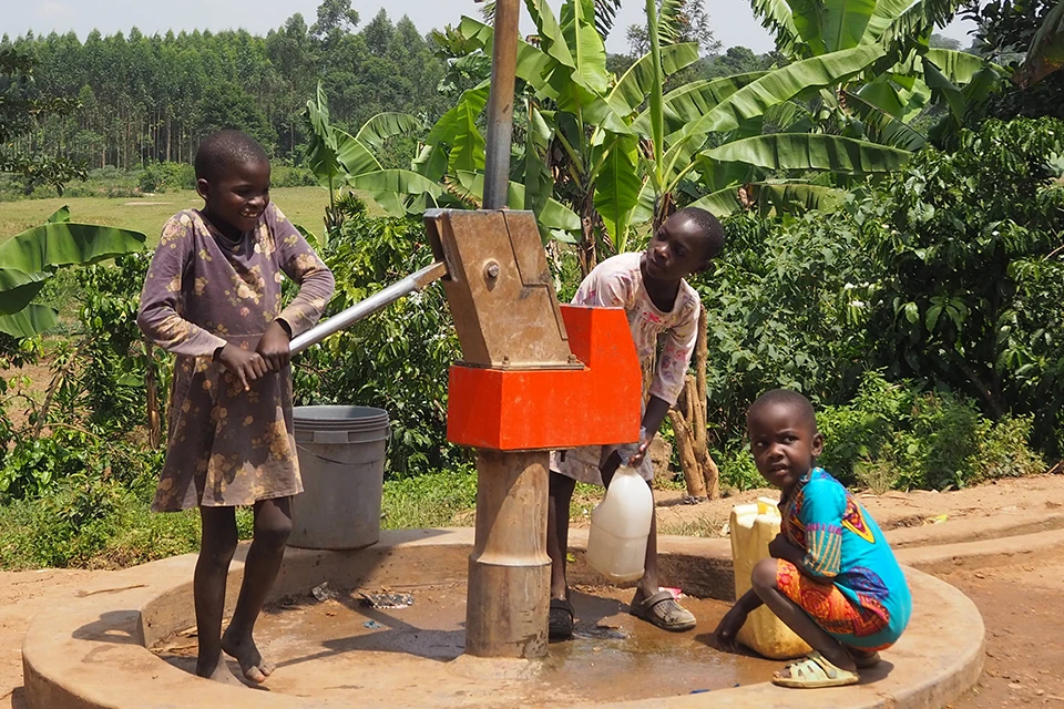 Children collecting water from a pump with the Sunda technology installed
