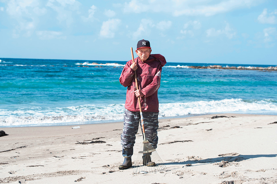 This local resident is a member of the Sodegahama Beautification Club. Diligently cleaning up the trash, he says, “I do it because I love this beach.”