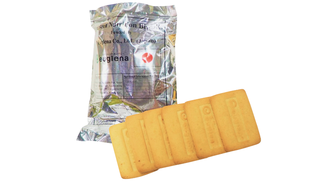 Izumo hands out euglena cookies to Bangladeshi children.